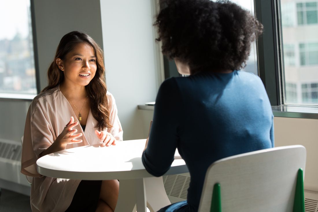 Un échange en face à face entre deux femmes