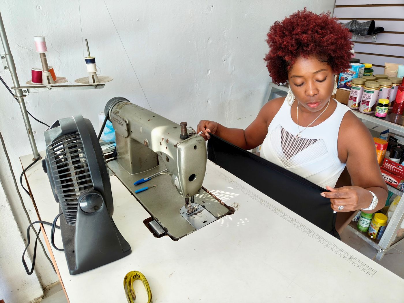 Une couturière travaille à sa machine dans son atelier