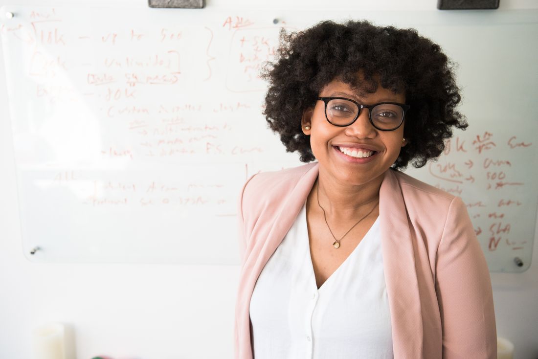Une femme souriante dans un environnement professionnel